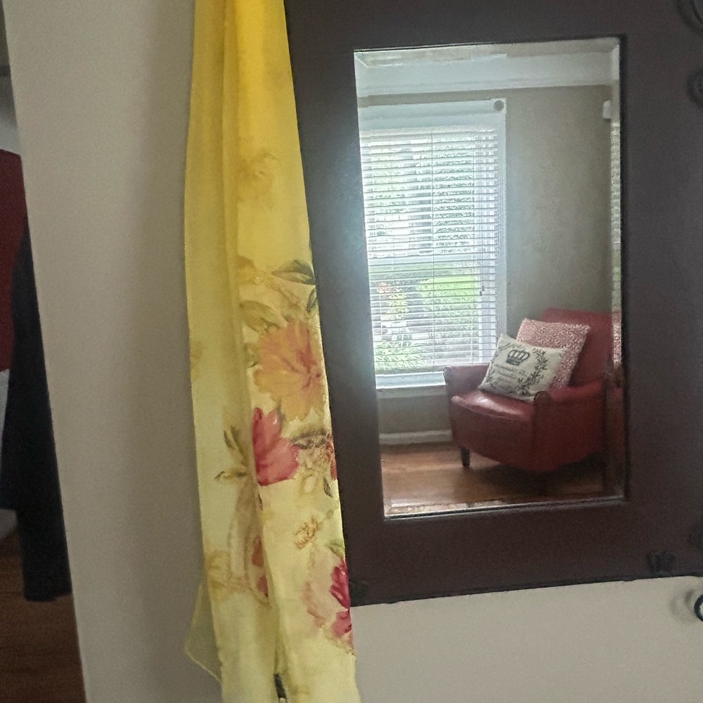 Beautiful Wensli 100% silk floral design scarf.
New in box with tags. 70x20 - Picture 9 of 9
